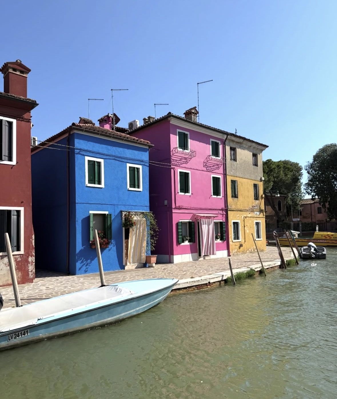 Murano & Burano Islands Guided Small-Group Tour by Private Boat